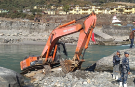 नेपाली भूमिमा हस्तक्षेप नगर्ने बताएपछि भारतीय एक्स्काभेटर र चालक ६ घण्टापछि नियन्त्रणमुक्त