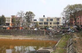 न्हु पोखरी संरक्षण गर्न पोखरी अगाडिका संरचना ललितपुर महानगरपालिकाले भत्कायो
