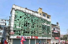 अराजक बने राजावादी प्रदर्शन, घर-पसलमा तोडफोड