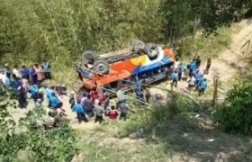 धनकुटामा बस दुर्घटना, एकको मृत्यु र १४ जना घाइते
