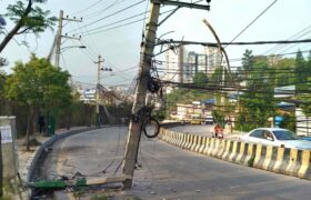 ललितपुरमा मापसे गरेर चलाइएको कार पोलमा ठोक्किँदा ३ जना घाइते