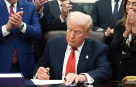 ४३ दिनपछि अमेरिकामा सरकारी कामकाज पुनः सञ्चालन, ट्रम्पद्वारा विधेयकमा हस्ताक्षर